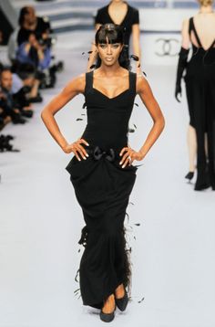 Coco Chanel Fashion, Chanel Runway, Chanel Dress, 80s And 90s Fashion, Chanel Couture, Chanel Haute Couture, Chanel Fashion, Naomi Campbell, Runway Collection