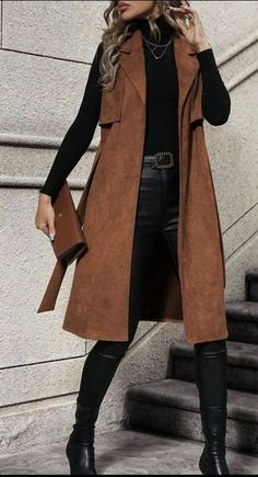 Sleeveless Coat Outfit, Long Vest Outfits For Women, Long Vest Outfit, Formal Winter Outfits, Long Suede Coat, Outfit Botas, Sleeveless Coat, Sleeveless Blazer, Stylish Fall Outfits