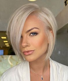 Short Aline Bob, Aline Bob Haircuts, Ash Blonde Short Hair, Bob Lung, Aline Bob, Platinum Blonde Bobs, Kort Bob, Κούρεμα Bob, Short Blonde Bobs