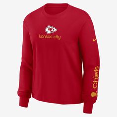 Made with bold team details and soft cotton fabric, this Boxy T-Shirt helps you comfortably support the Kansas City Chiefs in cooler weather. Nike Long Sleeve Fan Gear Top, Nike University Red Crew Neck T-shirt, Nike Long Sleeve Tops Team Spirit, Nike Long Sleeve Tops With Team Spirit, Sports Fan Long Sleeve T-shirt With Team Logo, Nike Long Sleeve Tops For Team Spirit, Nike Collegiate Tops For Fall, Nike Crew Neck T-shirt For Fall, Casual Jersey Tops With Team Logo