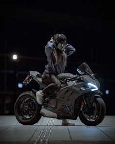 Sport Bike Photoshoot Women, Motorcycle Photography Women, Female Biker Photoshoot, Bike Girl Aesthetic, Motor Bike Girl, Motorcycle Girl Aesthetic, Motorcycle Photoshoot Women, Women On Motorcycles, Motor Photography