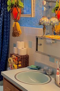 Blue 1970s bathroom with hanging plants in a vintage Chicago home Blue Retro Bathroom, Retro Bathroom Ideas Vintage, Retro Aesthetic Room, 70’s House, Striped Afghan, Pink Bathrooms, Mountain Mural, 70s House