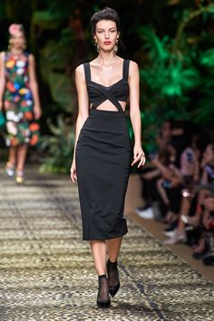 Dolce & Gabbana Spring 2020 Ready-to-Wear collection, runway looks, beauty, models, and reviews.