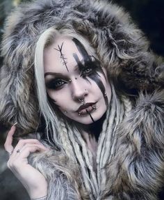 Easy Viking Makeup, Wasteland Makeup, Warrior Makeup, Viking Halloween Costume, Vikings Halloween, Maquillage Halloween Simple, Easy Halloween Makeup