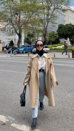 Winter Outfits For Hijabis, Travel Outfit For Hijab, Modest Hijabi Winter Outfits, Winter Outfits Hijab Style, Trench Coat Outfit Hijab, Winter Outfit Hijab