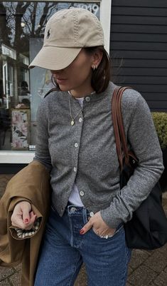 Ralph Lauren Hat Outfit, Black Trousers Outfit Casual Classy, Blundstone Fashion, Dark Grey Cardigan Outfit, Japan Hiking, Blundstone Outfit, Outfits With Grey Cardigan, Cap Outfits For Women, London Fits