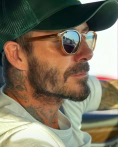 Groom Hair Styles, David Beckham Style Outfits, David Beckham Hairstyle, Cher Outfits, David Beckham Style, Beckham Style, Casual Sunglasses, Mens Fashion Smart, David Beckham