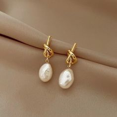 2023 New French Elegant Gold Color Baroque Imitation Pearl Earrings for Women Korean Fashion Jewelry Flat Pearl Earrings, Fine Pearl Jewelry, Chemical Substances, Sweet Accessories, Euro Summer, Baroque Pearl Earrings, Vintage Material, Classy Jewelry, Jewelry Lookbook