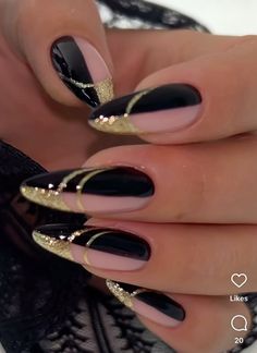 Black And Gold Nail Art Designs, Black New Year Nails, New Year's Nails Design, Black Gold Nails Designs, Black Almond Nails Designs, Glitter French Nails, Black Gold Nails, Gold Acrylic Nails, New Years Nail Designs