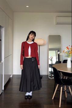 Long Skirt And Cardigan, How To Have Style, Rok Outfit, Black Skirt Outfits, Pleated Skirt Outfit, Looks Pinterest, Japan Outfit, Long Skirt Outfits