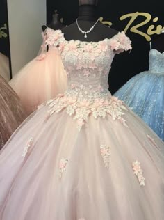 Ball Gown With Flowers, Long Sweet 16 Dresses, Gown With Flowers, Quinceñera Dresses, Celebrity Gowns, Quinceanera Dresses Pink, Pretty Quinceanera Dresses, Quince Dress, Wedding Dresses With Flowers