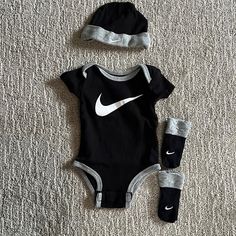 Black And Grey Nike Shirtsleeve Onsie With Matching Hat And Socks. Socks And Hat Never Worn. Onsie Worn A Few Times. In Excellent Condition. Baby Boy Outfits Swag, Baby Gadgets, Grey Nikes, Grey Baby, Dream Baby, Baby Boy Shoes, Baby Outfits Newborn, Mom And Baby, Matching Sets