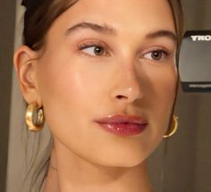 Aesthetic Hailey Bieber, Bieber Hailey, Dewy Makeup, Clean Girl Aesthetic, Glowy Makeup, Clean Makeup, Hailey Baldwin, Summer Makeup