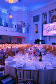 Luxurious gala event setup in a beautifully lit hall with elegant round tables, fine china, glassware, and floral centerpieces. Corporate Gala, Tablescape Wedding, Sports Banquet, Gala Night, Reception Bar, Corporate Events Decoration, Events Place, Gala Event, Decor Event