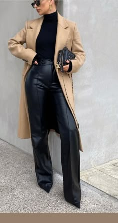 How To Style Leather Pants, Leather Pants Outfit, Stylish Work Attire, Black Leather Pants, Elegante Casual, Looks Street Style, Stylish Work Outfits, Camel Coat