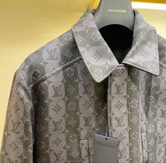 Luxury Michael Kors Men's Outerwear, Big Tshirt, African Shirts For Men, African Shirts, Fashion Seasons, Mens Shirts, Gif, Mens Tops, T Shirt