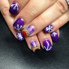 Manicura navideña en morado #nails #nailart #manicuranavideña Nails In Purple, Seahawk Nails, Holidays Nails, Christmas Nail Art Easy, Christmas Manicure, Festive Nail Art, Holiday Nail