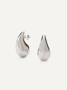 The Bari chunky drop shaped earrings are a fashion-forward statement with a touch of timeless allure. Gia Certified Timeless Silver Earrings, Formal Baroque Pearl Earrings In Silver, White Lustrous Baroque Pearl Earrings, Silver Baroque Pearl Single Earring, Luxury Contemporary Tarnish-resistant Earrings, Bari, Brass Finish, Rhodium Plated, Silver Earrings