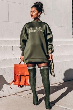 Oversized Sweatshirt Outfit, Sweatshirt Outfit, Looks Black, Black Women Fashion, Fall Fashion Outfits, Oversized Sweatshirt, Sweatshirt Dress, Fashion Bloggers, Thigh High