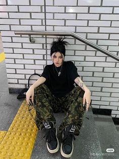 Classy Edgy Aesthetic, Tactical Streetwear Women, Grunge Korean Outfits, Streetwear Poses Women, Hiphop Outfit Women Street Style, Hiphop Style Outfits, Female Streetwear Outfits, Korean Street Fashion Women, Hiphop Outfit