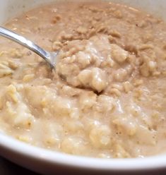 peanut butter oatmeal porridge Yummy Breakfast Smoothies, Oatmeal For Breakfast, Oats Recipes Breakfast, Creamy Oatmeal, Oatmeal Porridge, Oat Recipes Healthy, Overnight Oats Recipe Healthy, Easy Oatmeal, Peanut Butter Oatmeal