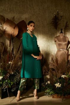 Emerald Wedding Dresses, A Line Suit, Suit Patiala, Brocade Pants, Indian Designer Suits, Iranian Women Fashion, Patiala Salwar, Silk Kurta, Punjabi Suit