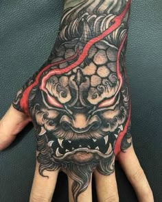 Foo Dog Hand Tattoo, Dog Hand Tattoo, Tato Irezumi, Foo Dog Tattoo Design, Tattoo Main, Tato Tradisional