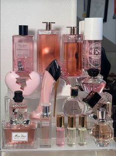 Koleksi Makeup, Koleksi Parfum, Perfume Organization, Fragrances Perfume Woman, Perfume Collection Fragrance, Body Smells, Perfume Scents, Perfume Lover, Bath And Body Care