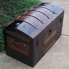 an old trunk is sitting on the sidewalk