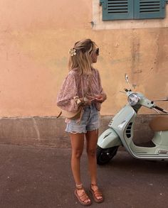 Denim Shorts Outfit Casual, Denim Short Outfits, Denim Shorts Outfit Ideas, Spring Denim Shorts, Denim Shorts Outfits, Denim Shorts Outfit Summer, Shorts Outfit Casual, Shortalls Outfit, Shorts Outfit Ideas