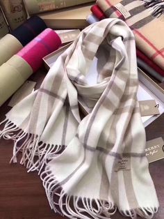 Muffler For Women Winter, Aesthetic Muffler, Muffler Aesthetic, Bufandas Aesthetic, Muffler Style Women, Aesthetic Scarf, Winter Scarf Fashion, Cold Fashion, Fotografi Vintage