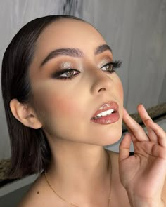 Natural Glam Makeup Looks, Makeup Soft Glam, Puff Puff Pass, Model Vogue, Spray Foundation, Eye Makeup Images