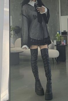 Winter Grunge Platform Boots For Alternative Fashion, Black Platform Boots In Grunge Style, Knee High Platform Boots Outfit Grunge, Alternative Style Black Knee-high Boots, Black Knee-high Grunge Platform Boots, Y2k Street Style, Uni Fashion, Aesthetic Outfit Ideas, Alt Fashion