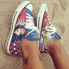 Wonder Woman Shoes, Wonder Woman Accessories, Wonder Woman Art, Dc Comic, Womens Athletic Shoes, Converse Sneakers, Black Leather Shoes