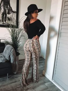 Urban Outfitters Outfit, Snake Print Pants, Top Accessories, Black Long Sleeve Crop Top, Print Pants, Mode Inspo, Snakeskin Print, Date Outfits