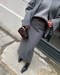 Gray Skirt Outfit Winter, Office Look Women, Cute Overall Outfits, Winter Inspo Outfits, Casual Chic Outfits, Winter Skirt Outfit, Women Dresses Classy, Grey Outfit, Autumn Dress