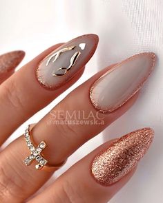 almond-shaped, glittery gold nail winter nail design Nail Design Glitter, January Nails, Tree Nails, Makijaż Smokey Eye, Party Nails, Festival Nails