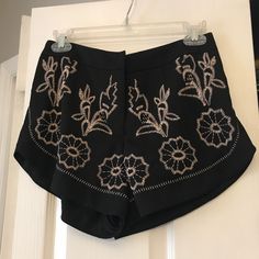 Brand New Black Shorts With Lovely Off White/Beige Floral Pattern. These Shorts Are A Size Small. Fits True To Size In Waist And All Else. Keep In Mind They Are Short And Gives A Lovely Silhouette. :) Sits Midwaist. Crochet Lace Shorts, White Lace Shorts, Black Lace Shorts, Dressy Shorts, Flower Shorts, Floral Pattern Design, Embroidered Shorts, Pink Boho, Sans Souci