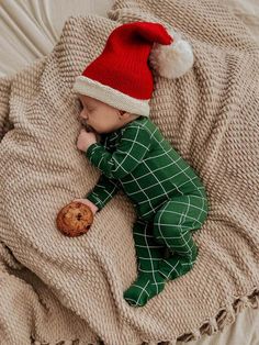 Santa Knit Hat, Red Newborn Christmas Craft Gifts, My First Holiday Pictures, Baby Homemade Christmas Gifts, Newborn Christmas Shoot, Kid Christmas Decorations, Newborn Christmas Cards, Baby Gift To Grandparents, Infant Christmas Photo Ideas, Kids Holiday Outfits Boys