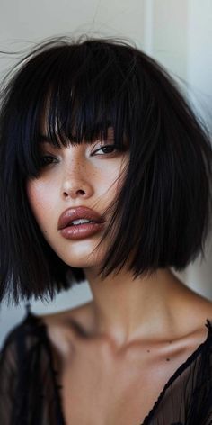 Bob Haircuts With Fringe, Bob Haircut Round Face, Haircuts With Fringe, Haircut Round Face, Straight Bobs, Trendy Bob Haircuts, Bobbed Hairstyles With Fringe, Women Haircuts Long