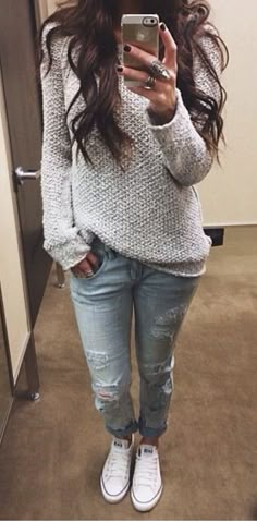 Comfy sweater, light jeans, and sneakers. Sounds like matches made in causal heaven! women fashion clothing style apparel @roressclothes closet ideas Asap Outfit, Fall Fashion Jeans, Converse Outfits, Fall Outfits For School, Jeans Claro, Pullover Outfit, Fall Jeans, Moda Jeans, School Season