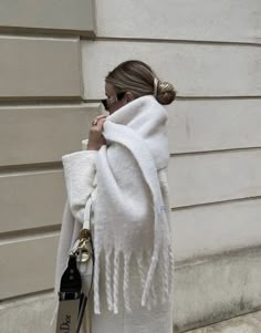 White Scarf Outfit, Winter Mode Outfits, Fuzzy Scarf, Chunky Scarves, Cold Outfits