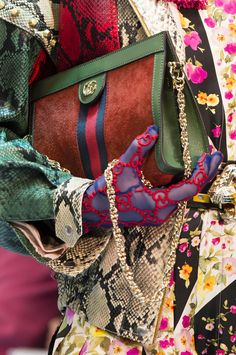 Gucci Fashion Show, Tas Lv, Tulle Gloves, Mode Editorials, Fashion Week 2018, Winter Mode, Milano Fashion Week, Milan Fashion Weeks, Gucci Fashion