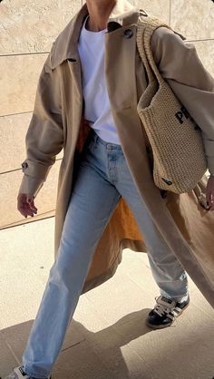 Casual spring outfit.  Trench coat, casual white T-shirt, jeans and shoes. You can add a very chic bag. Wfh Aesthetic, June Vibes, Adidas Samba Outfit, Chique Outfit, Looks Pinterest, Mode Zara, Nashville Outfits, Paris Mode, Corporate Outfits