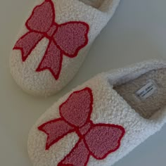 Slip into style with Put a Bow on It Slippers. These pink bow slippers will add a playful touch to your cozy night in. Perfect for the ultimate lounging experience. Preppy Christmas Slippers, House Slippers Aesthetic, Bow Slippers, Bow Socks, Slippers Aesthetic, Cute Slippers, Christmas Sleigh, Waist Chain, Bday Girl