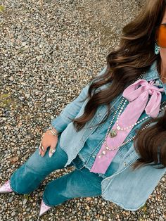 Rodeo Girlfriend Outfits, Western Nfr Fashion, Western Work Attire, Rich Western Outfits, Western Fashion Outfits Casual, Western Jewelry Outfit, Funky Western Outfit, Stockyards Fort Worth Outfit Winter, Western Outfit With Blazer