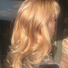 Carnal Blonde Hair, Yellow Toned Blonde Hair, Blonde Hair For Warm Undertones, Natural Golden Blonde Hair, Sunny Blonde Hair, Blonde Dyed Hair, Light Honey Blonde, Ideas For Medium Length Hair, Sunny Blonde