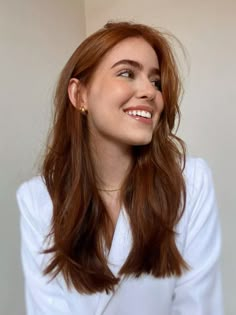 Acobreado, quente, dourado e vibrante são alguns dos tons de cabelo ruivo que vão bombar neste ano. Confira 10 fotos de inspiração! Caramel Brown Hair, Inspo Hair, Auburn Hair, Copper Hair, Ginger Hair, All Things Beauty, How To Make Hair, Auburn, Hair Goals