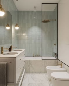 a bathroom with two sinks, a toilet and a bathtub