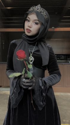 Masquerade Outfit Ideas Hijab, Gothic Hijab, Mafia Hijab, Mafia Makeup Look, Goth Hijabi, Hijabi Cosplay, Hijab Cosplay, Goth Outfit Inspo, Muslimah Style